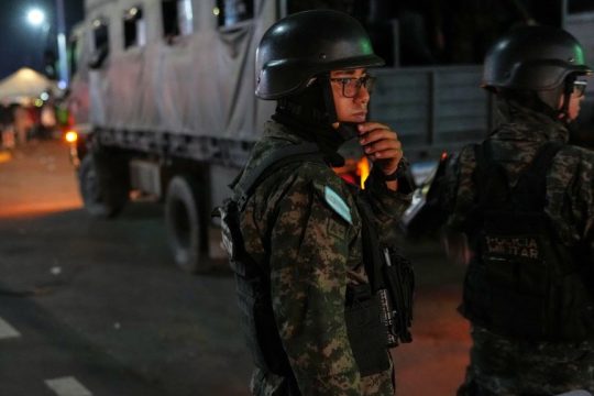Η στρατιωτική αστυνομία σε εκλογικό κέντρο της Ονδούρας